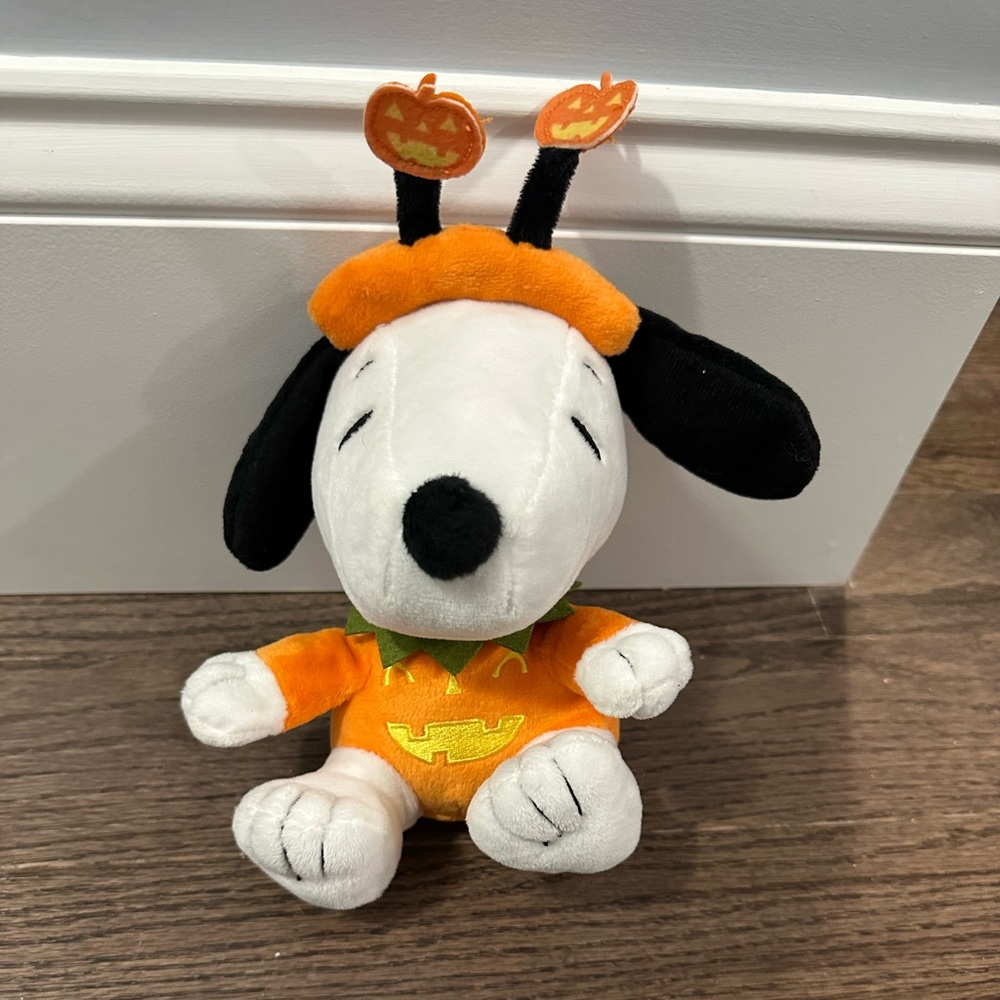 Hallmark Snoopy Peanuts Halloween 7” Snoopy Plush Stuffed Orange Pumpkin Costume